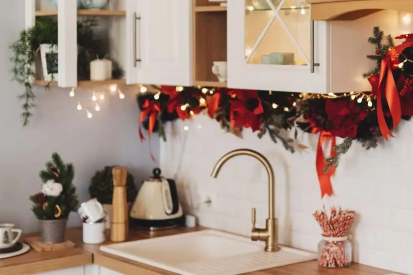 Как украсить кухню к Новому году: идеи декора для маленькой и большой кухни