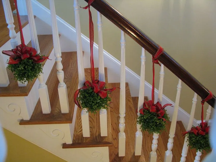Как украсить лестницу на Новый год? Творческие идеи для декора!