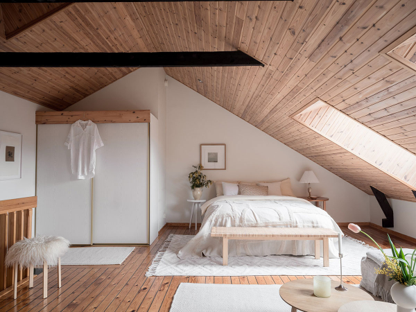 Обилие дерева и молочный текстиль: уютная мансарда в Швеции (81 кв. м)