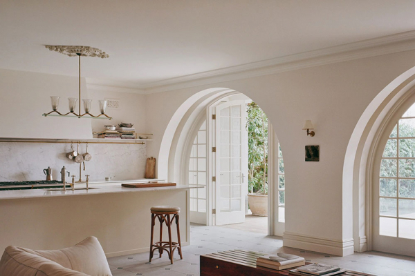 Арочные окна и мягкий минимализм: красивый дом дизайнера мод в Сиднее