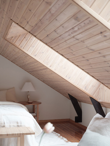 Обилие дерева и молочный текстиль: уютная мансарда в Швеции (81 кв. м)