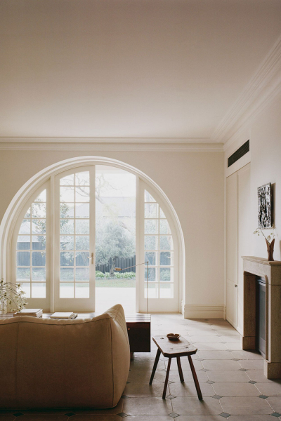 Арочные окна и мягкий минимализм: красивый дом дизайнера мод в Сиднее