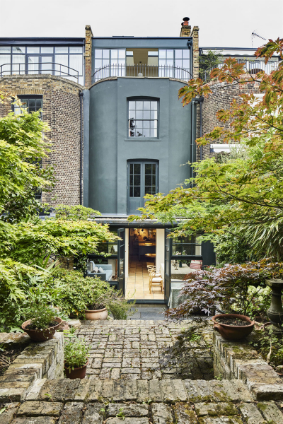 Приятные оттенки зелёного и бежевого в дизайн Георгианского дома в Лондоне