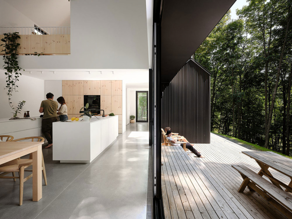 Стильный домик в лесу со светлыми современными интерьерами