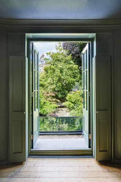 Приятные оттенки зелёного и бежевого в дизайн Георгианского дома в Лондоне