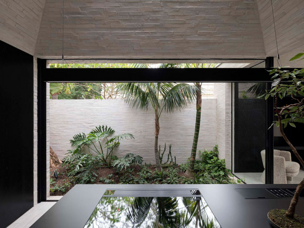 Стильные черные акценты в обновлённом дизайне викторианского дома в Сиднее