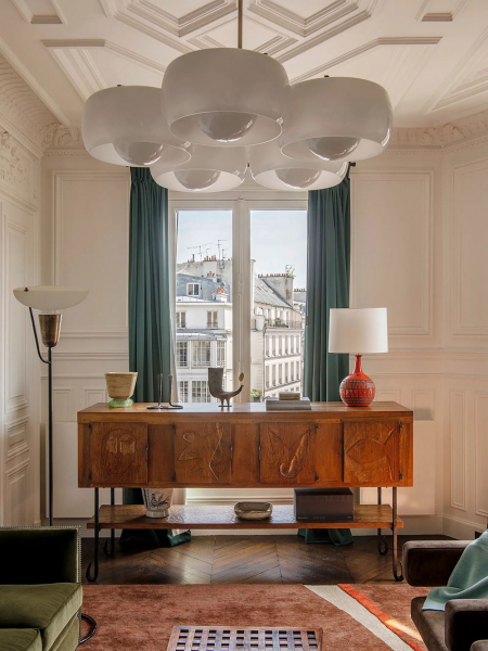 Обильная лепнина и произведения искусства: апартаменты архитектора в Париже