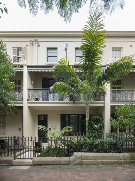 Стильные черные акценты в обновлённом дизайне викторианского дома в Сиднее